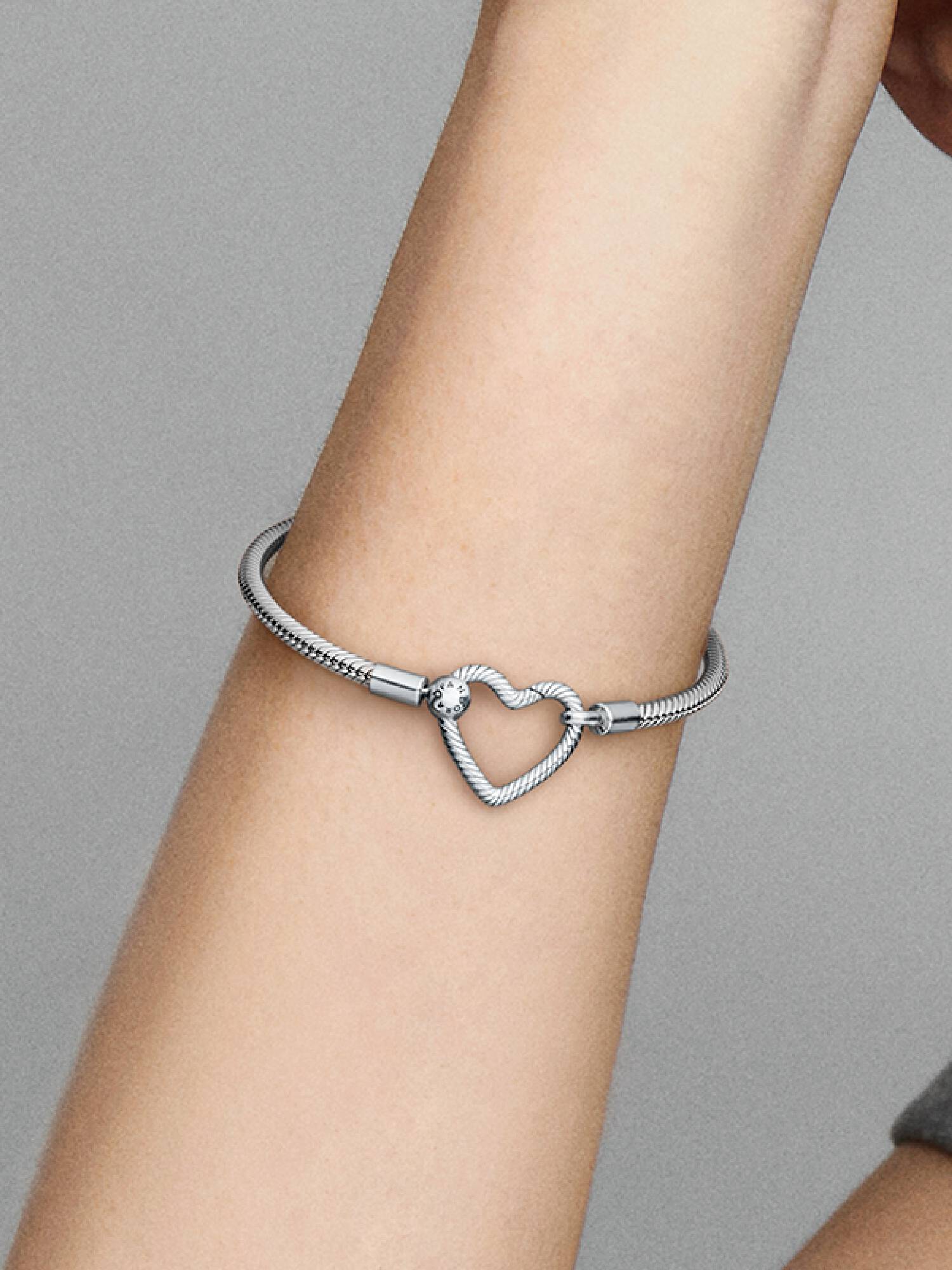 Brazalete Cadena De Serpiente Con Cierre De Corazón Pandora Moments