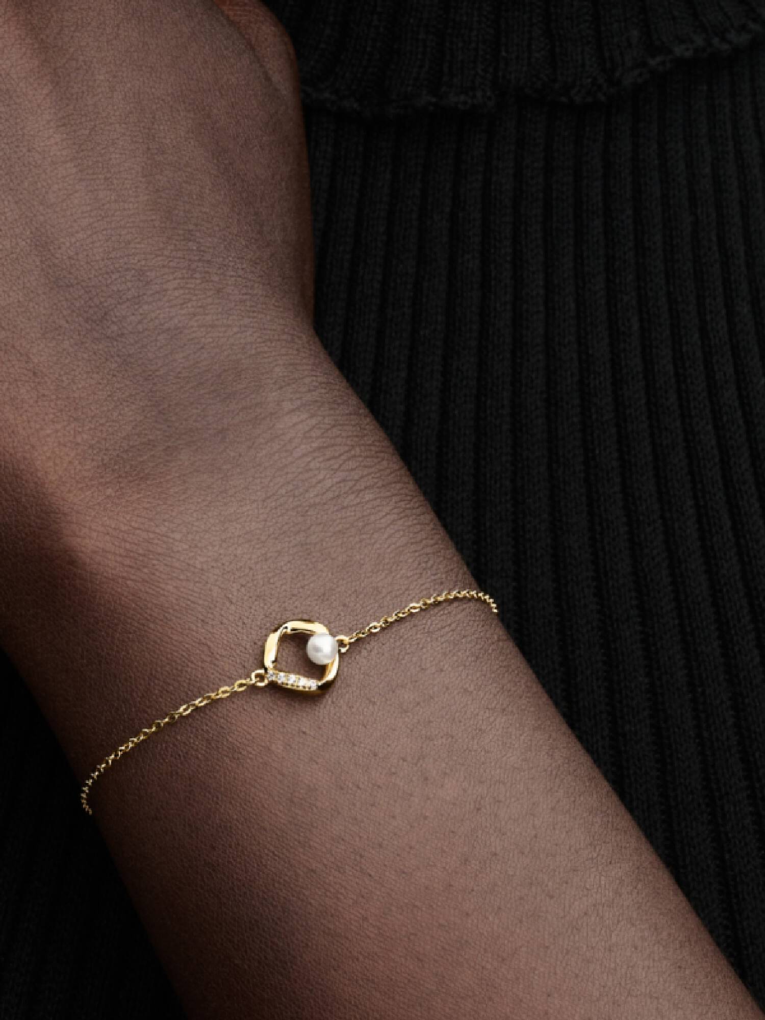 Pulsera Círculo en Pavé con Forma Orgánica y Perla Cultivada de Agua Dulce Tratada
