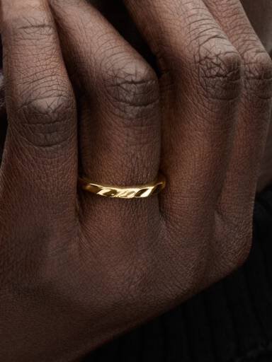 Anillo de banda ondulada