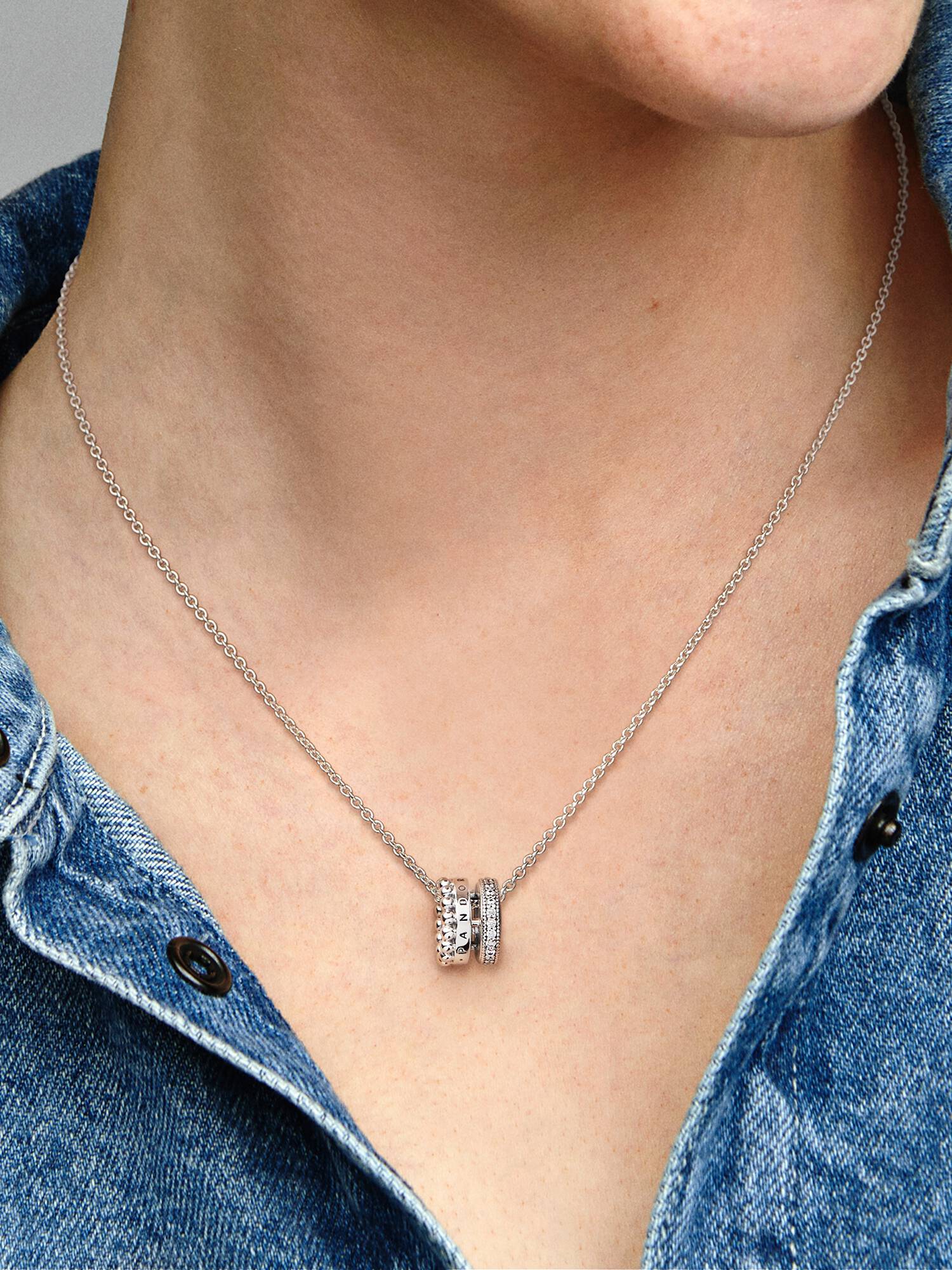 Collar y pendiente de pavé y cuentas con logotipo de Pandora Signature