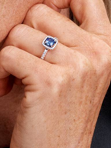 Anillo halo cuadrado azul brillante