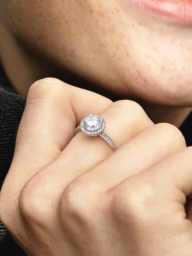 Anillo redondo con halo brillante