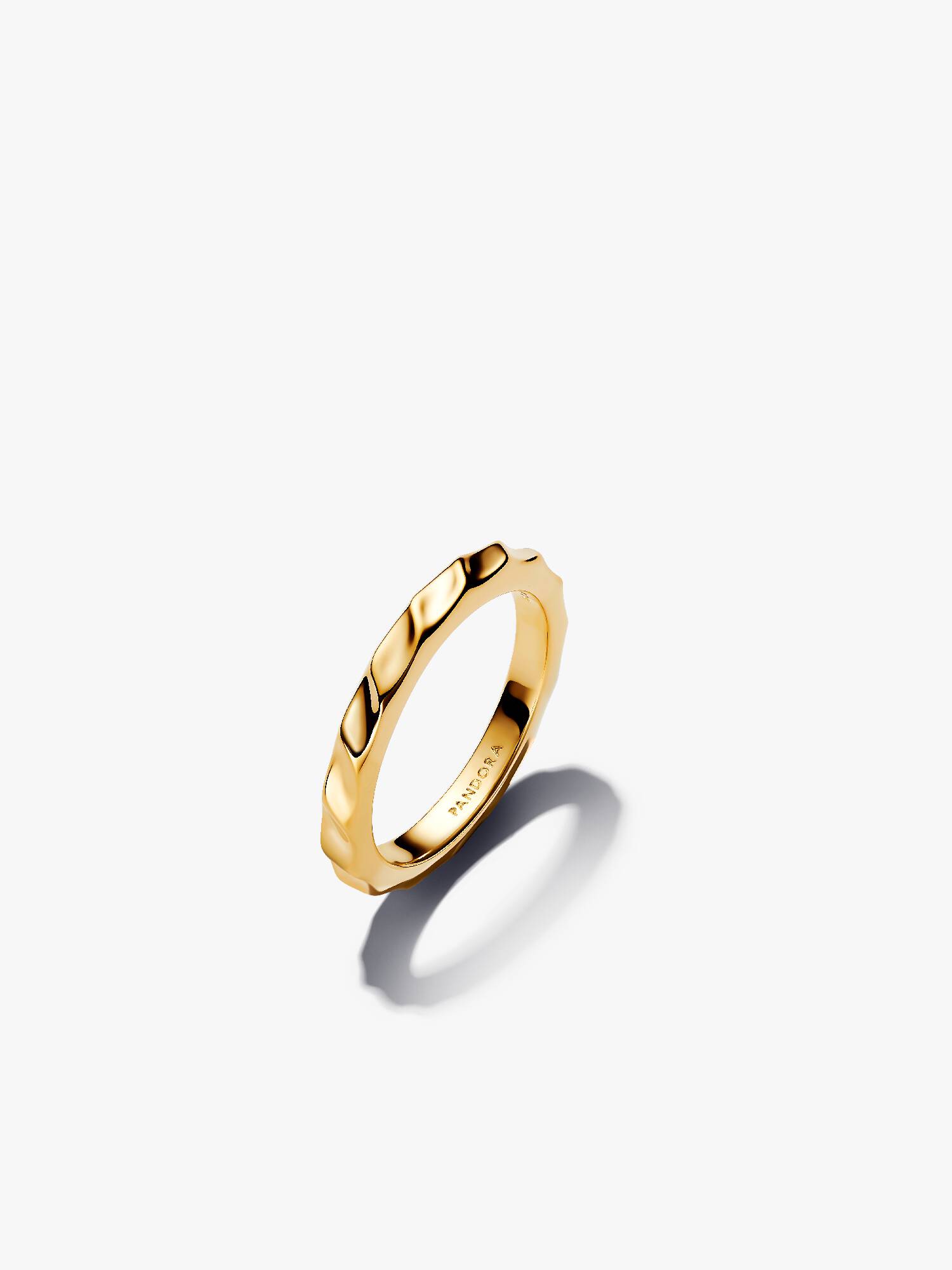Anillo de banda ondulada
