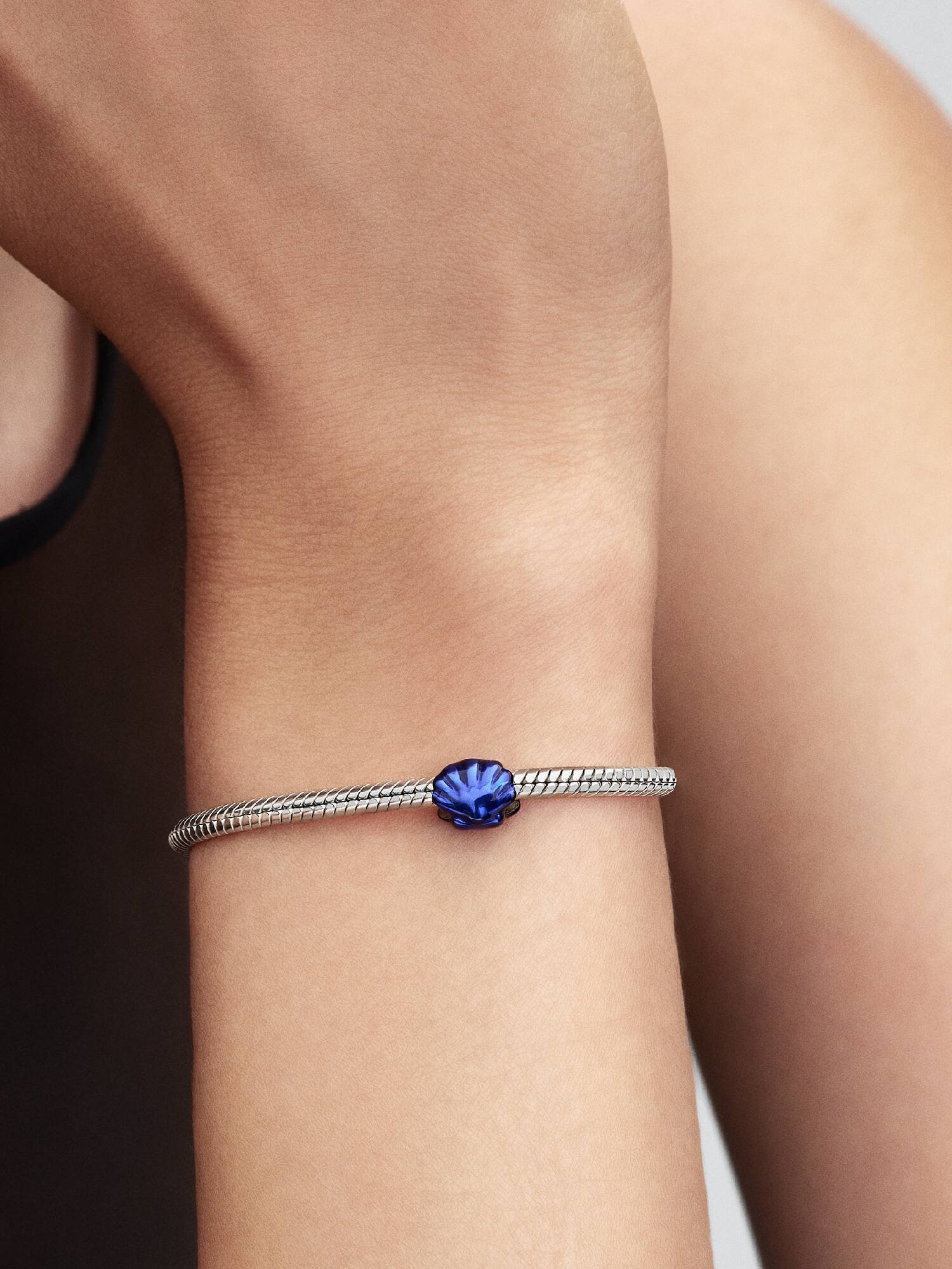 Mini Charm Conchilla azul