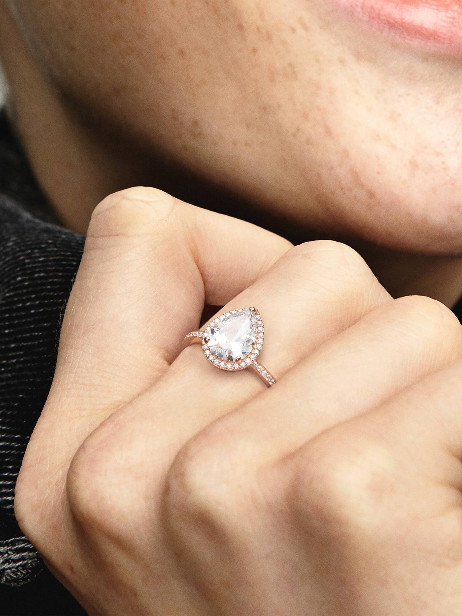 Anillo con halo brillante en forma de gota Recubrimiento en Oro Rosa de 14k 48