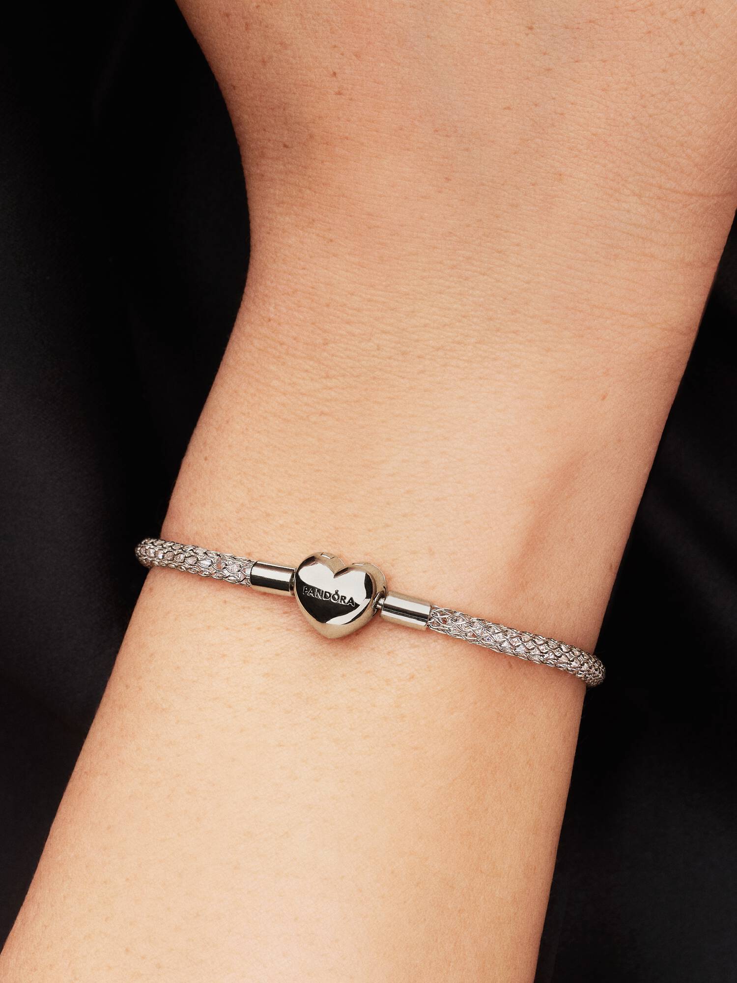 Pulsera de malla brillante con broche de corazón 
