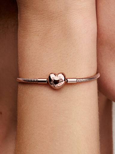 Brazalete de Cadena de Serpiente con Cierre de Corazón de Pandora Moments