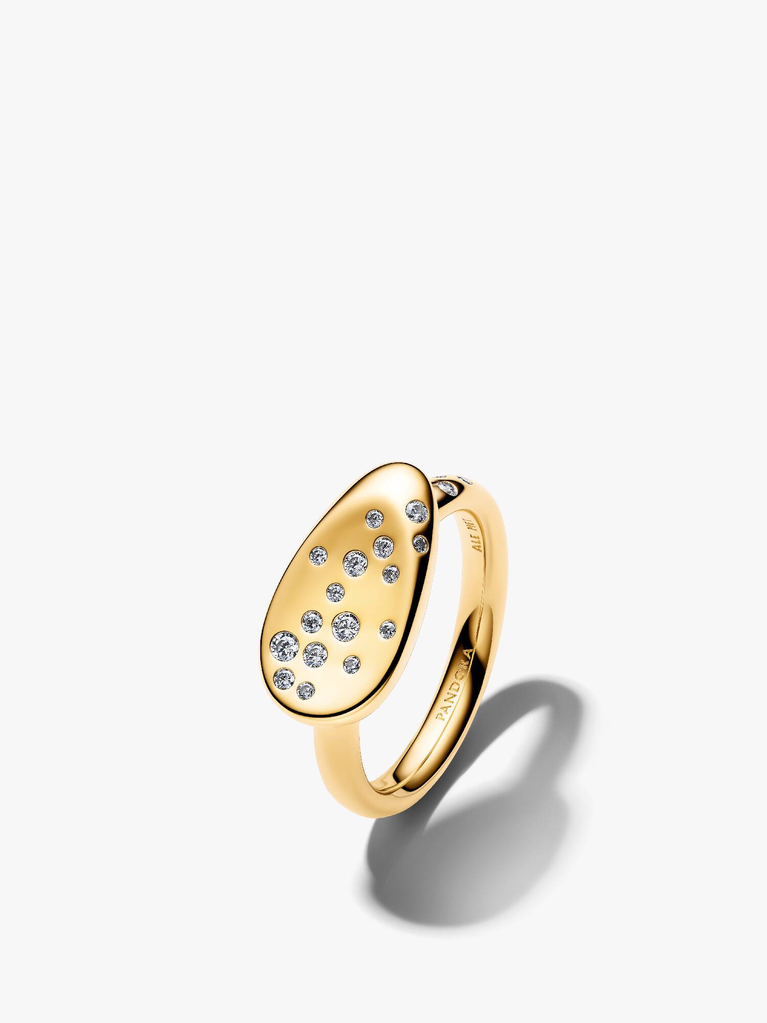Anillo sello ovalado con piedras engastadas