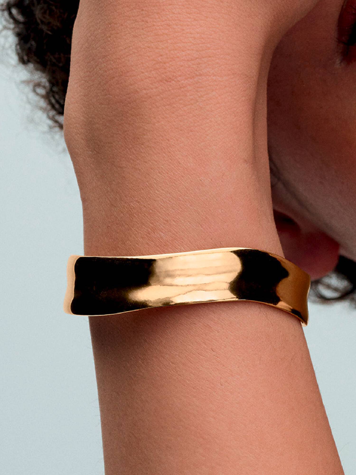Brazalete Rígida Ancha Abierta Forma Orgánica 17 cm