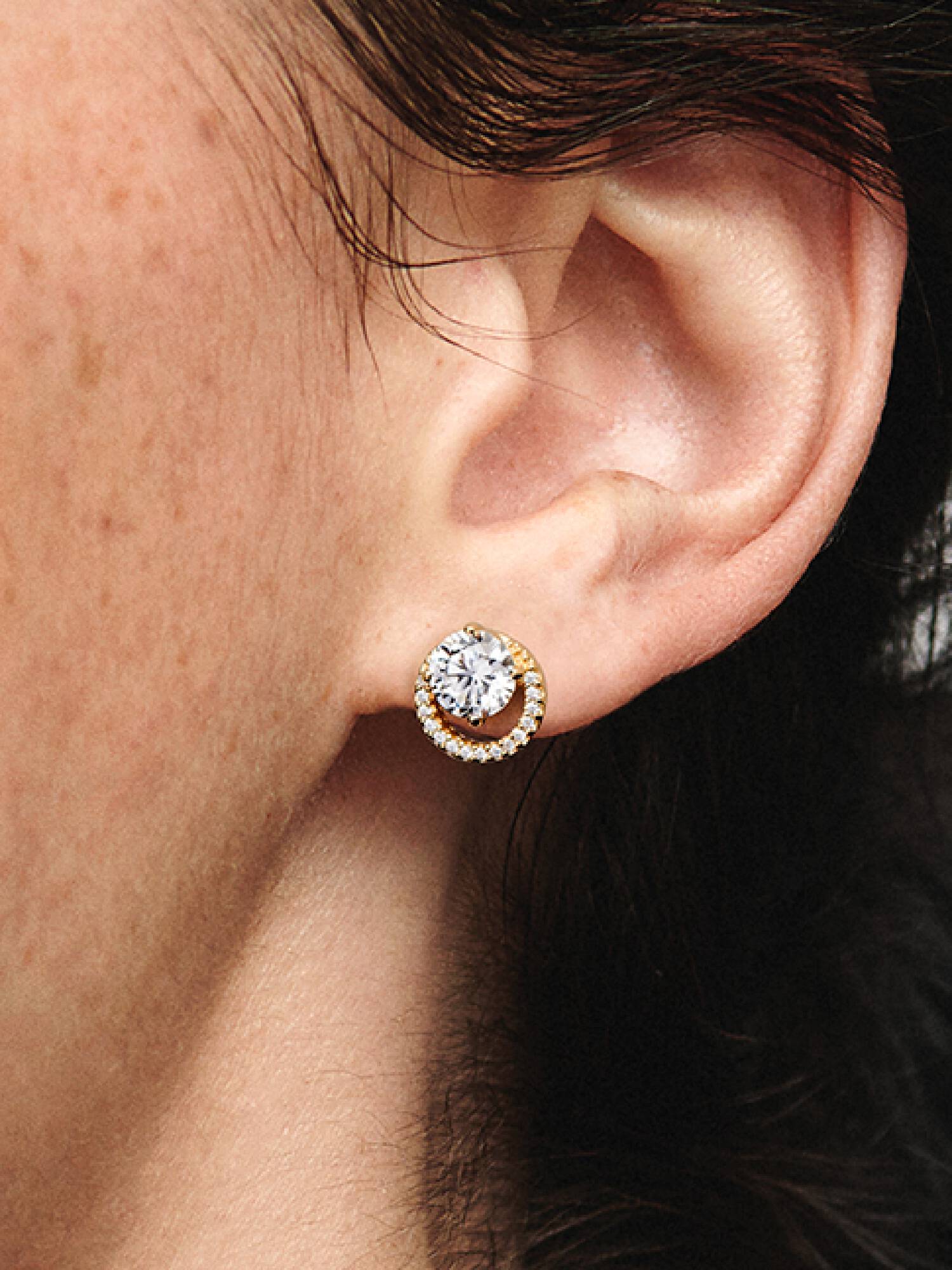 Aros De Botón Halo Redondo Reluciente Bañado En Oro De 14K