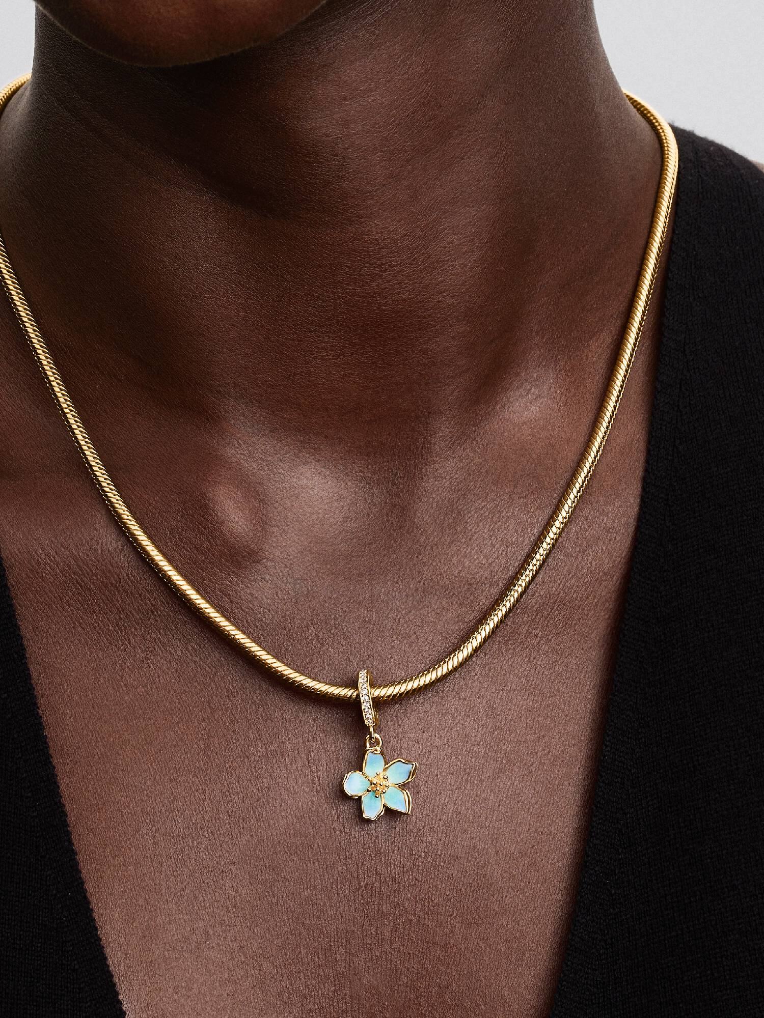 Charm colgante flor dorada