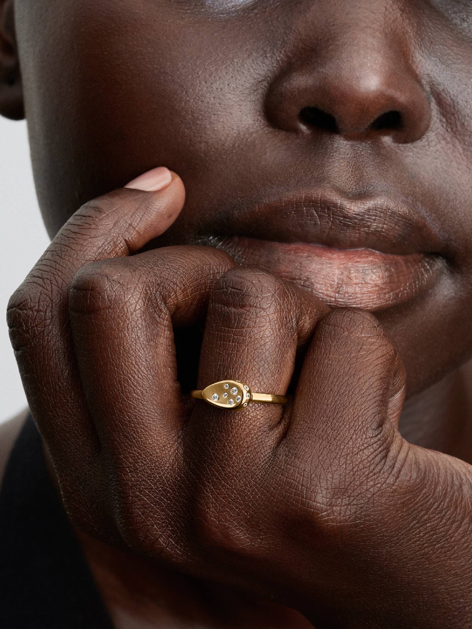 Anillo de sello ovalado con piedras engastadas medianas