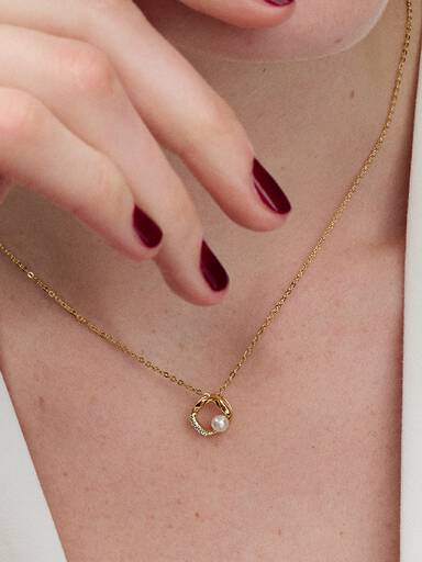 Collar Círculo Forma Orgánica en Pavé y Perla Cultivada de Agua Dulce Oro
