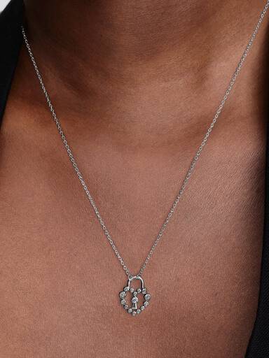Collar con pendiente candado de corazón brillante