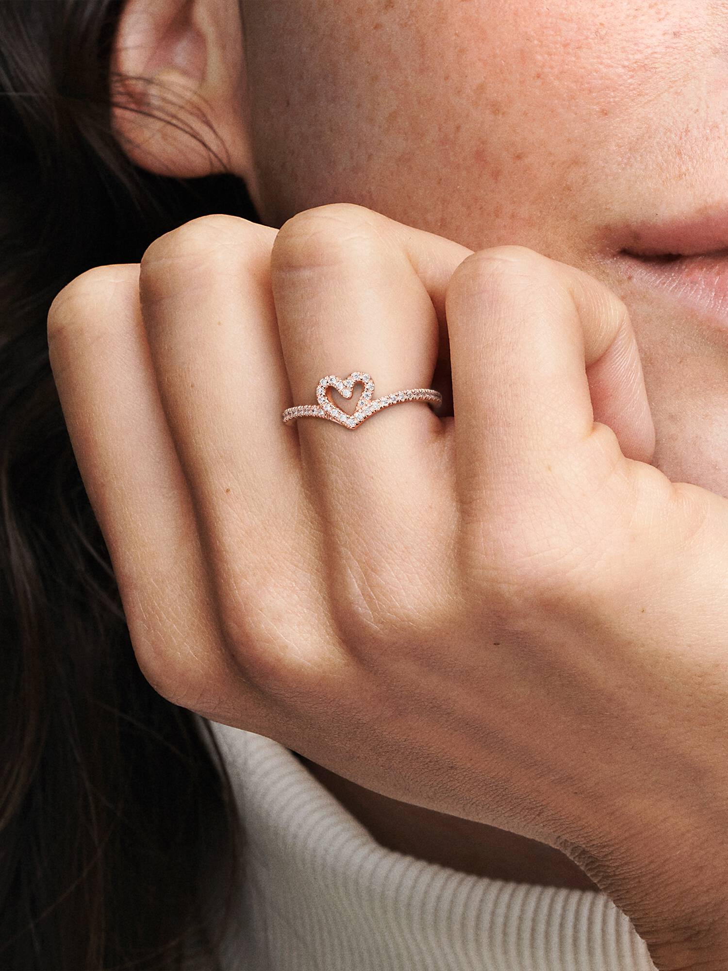 Anillo Hueso de los deseos con corazón reluciente Bañado en Oro Rosa de 14k