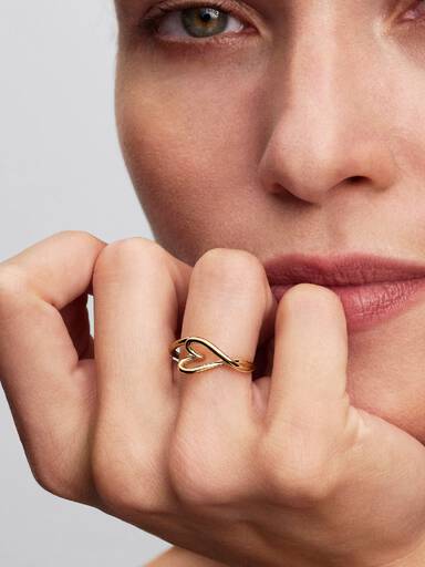 Anillo pequeño de Corazón con forma orgánica