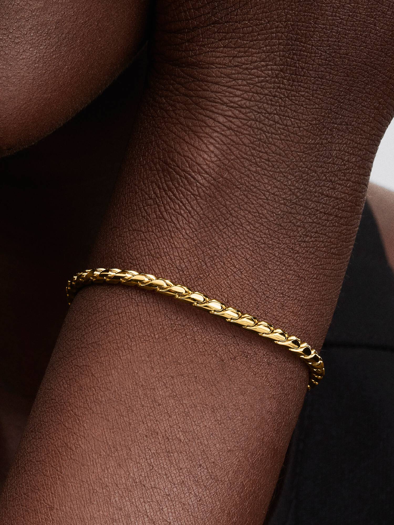 Brazalete de cadena de alas con broche redondo