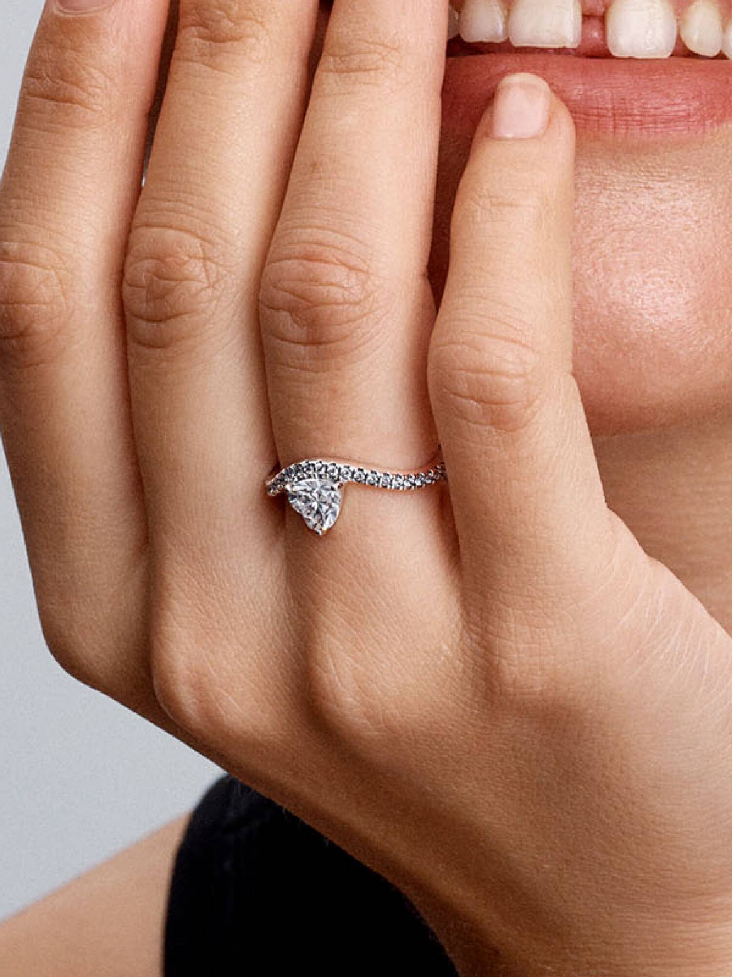 Anillo Corazón Ondulado en Pavé