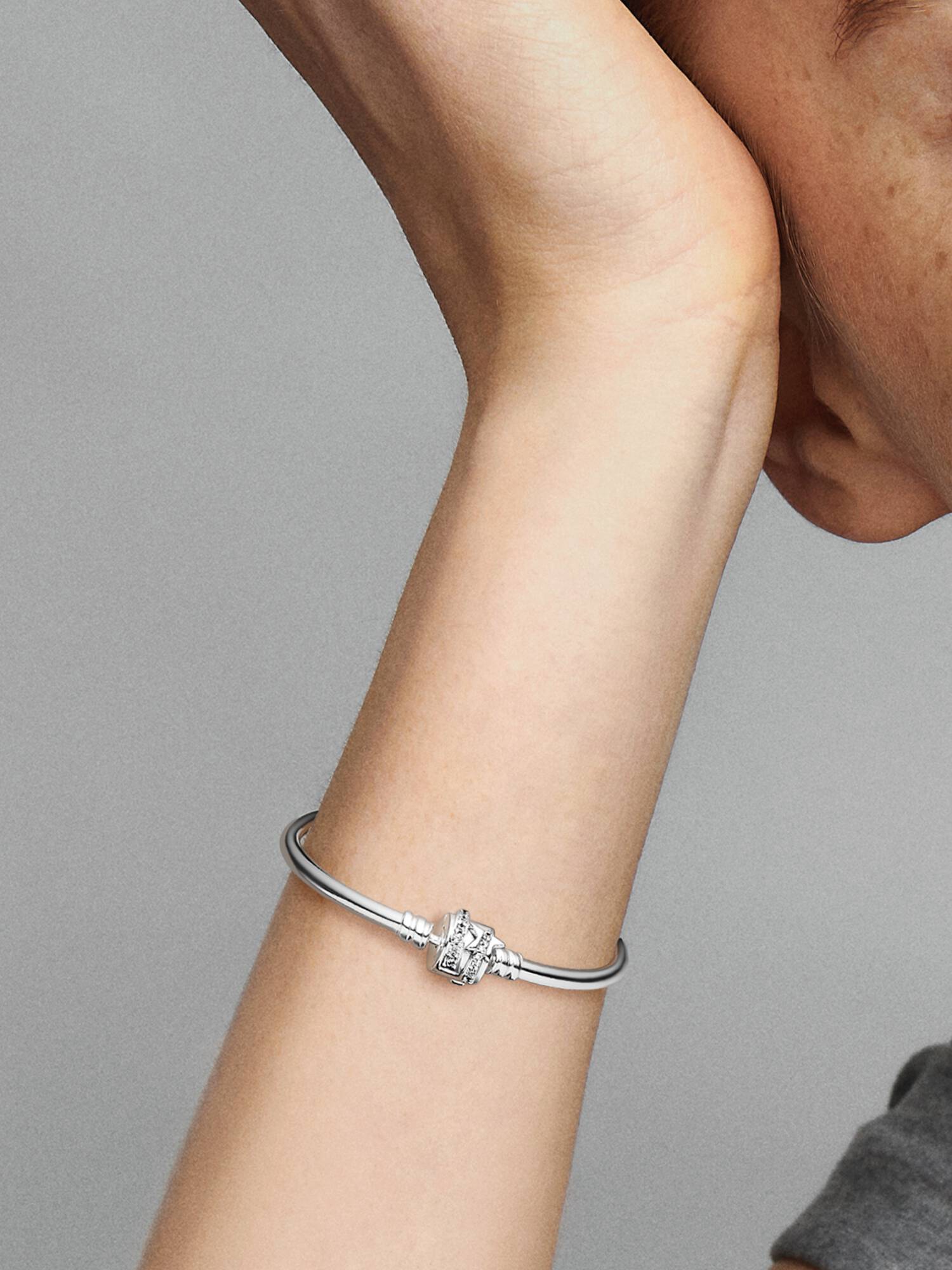 Brazalete Rígido con Cierre Brillante Estrella Fugaz de Pandora Moments 17 cm