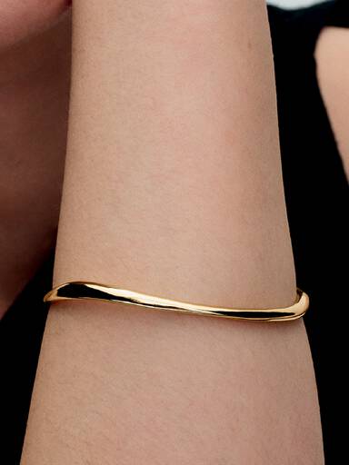 Brazalete Rígido Forma Orgánica Dorado 17 cm
