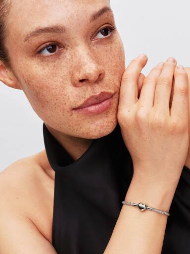 Pulsera de malla brillante con broche de corazón