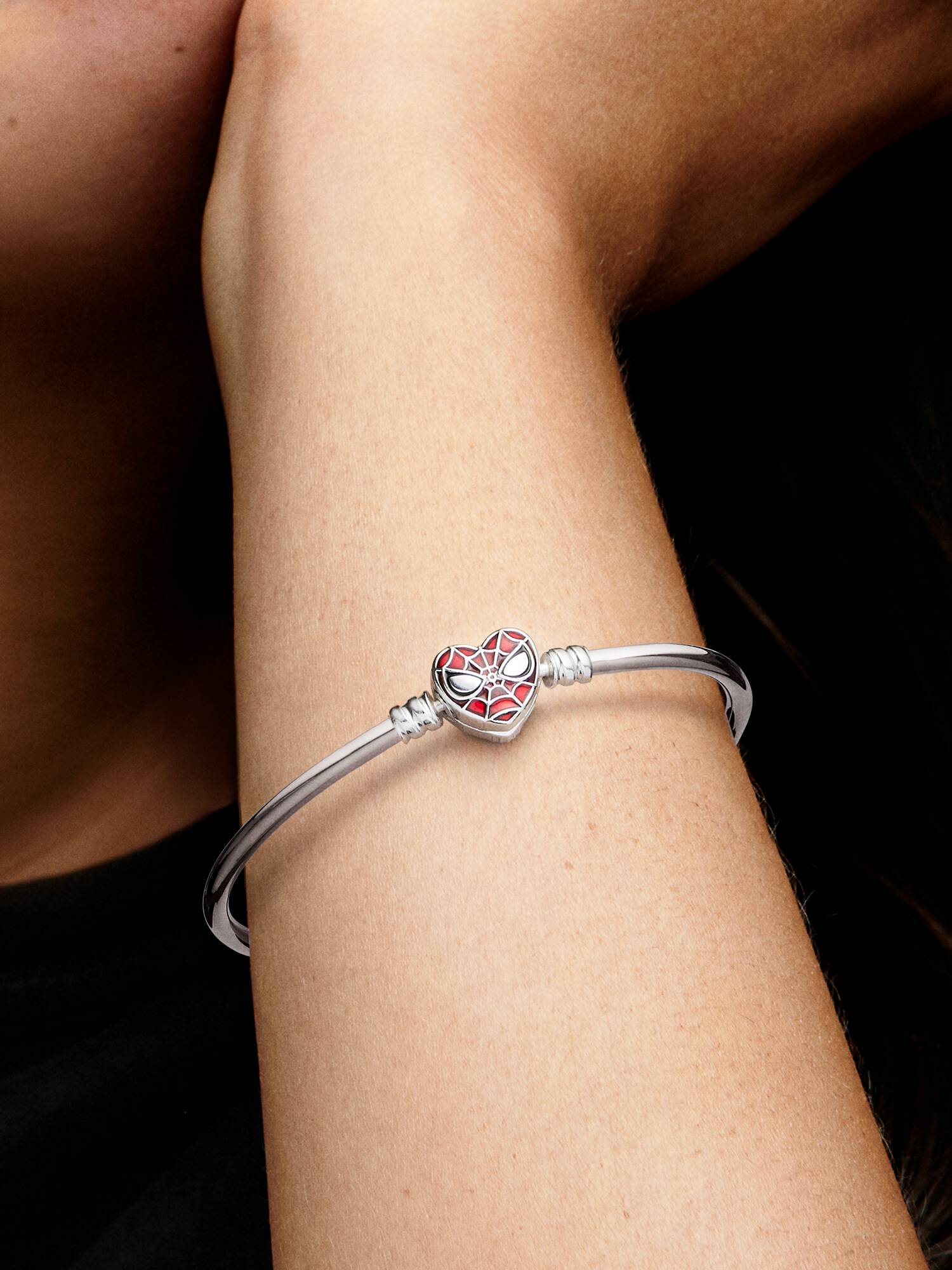 Brazalete rígido con broche de máscara de Spider-Man de Marvel de Pandora Moments