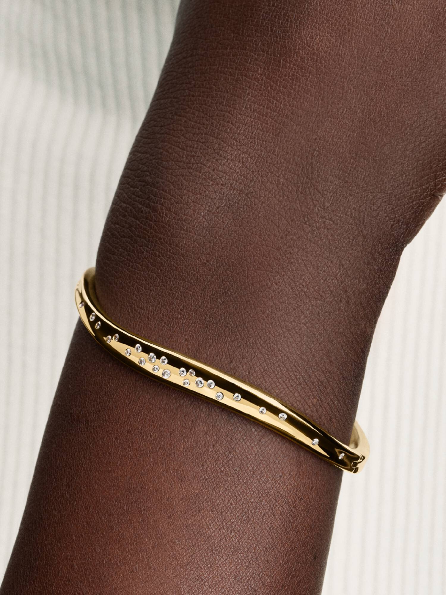 Brazalete rígido  con forma orgánica y piedras