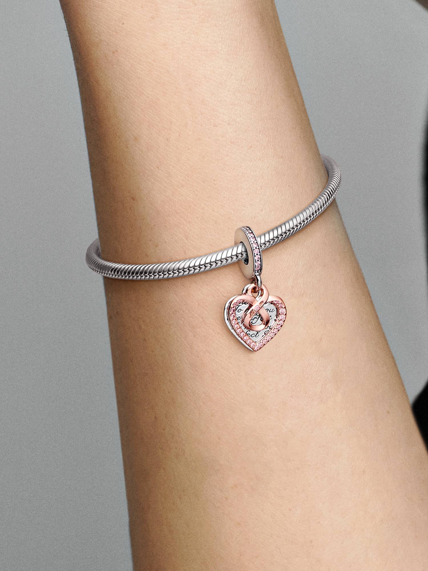 Charm colgante doble Corazón infinito de dos tonos Recubrimiento en Oro Rosa de 14k | Pandora Plata Esterlina Talla única