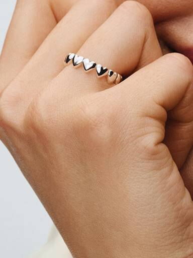 Anillo Fila de Corazones Plateado