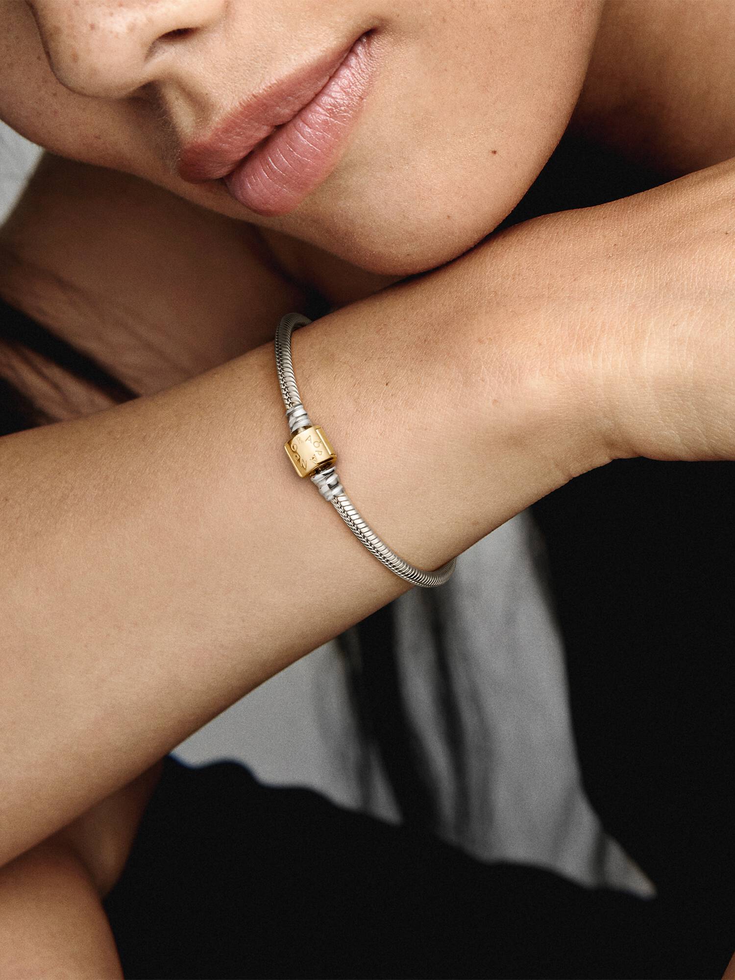 Brazalete cadena de serpiente Pandora Moments de dos tonos oro de 14k con broche de barril