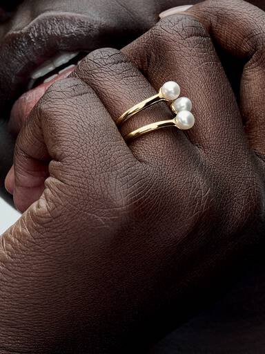 Anillo abierto de perla cultivada de agua dulce tratada