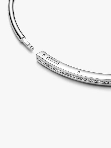 Brazalete rígido Pandora Signature I-D en Pavé