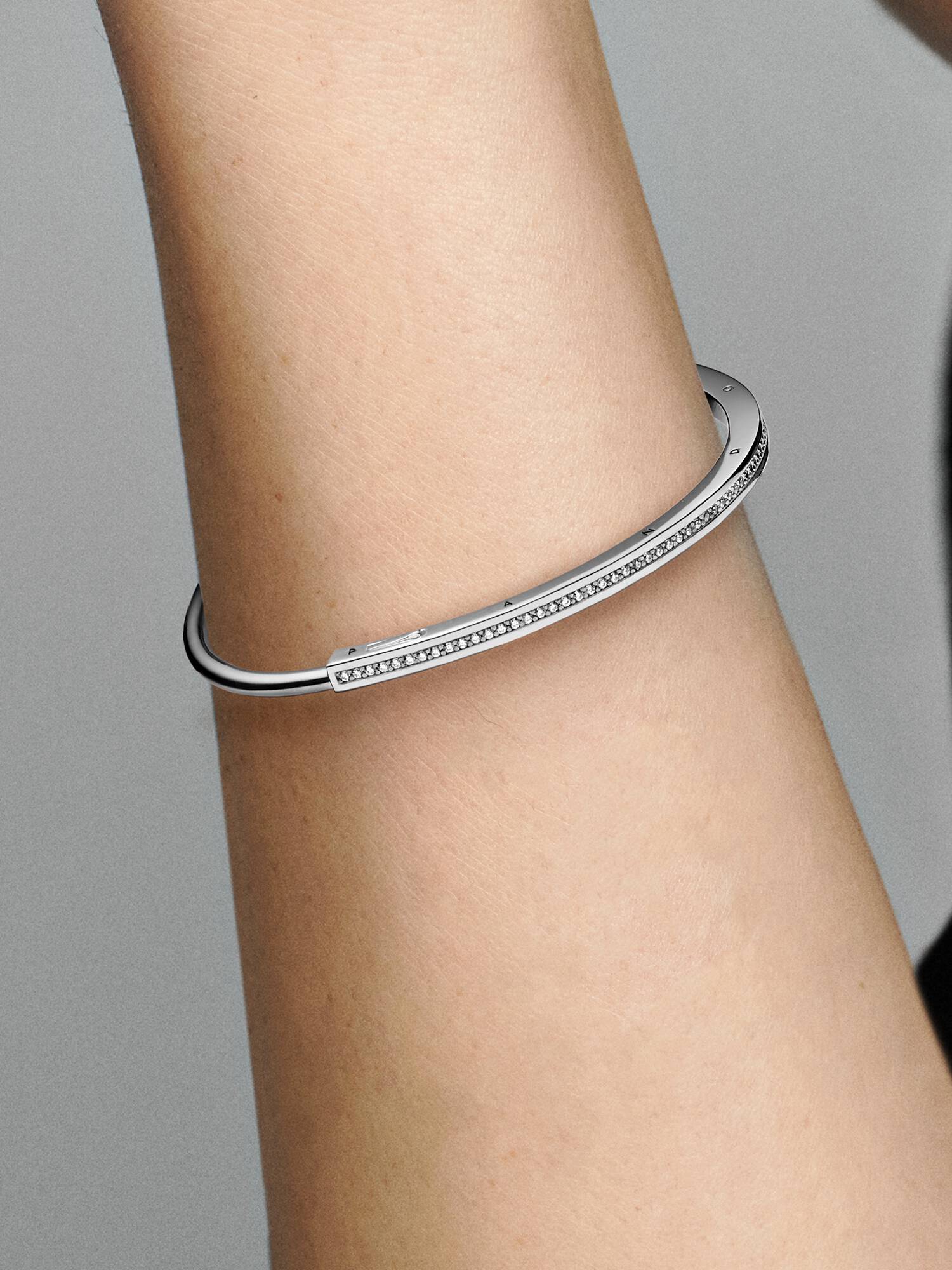 Brazalete rígido Pandora Signature I-D en Pavé