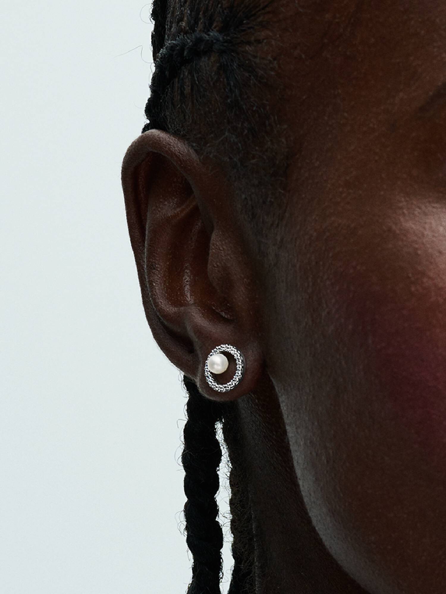 Aros de Botón Perla Cultivada de Agua Dulce Tratada y Halo de Pavé