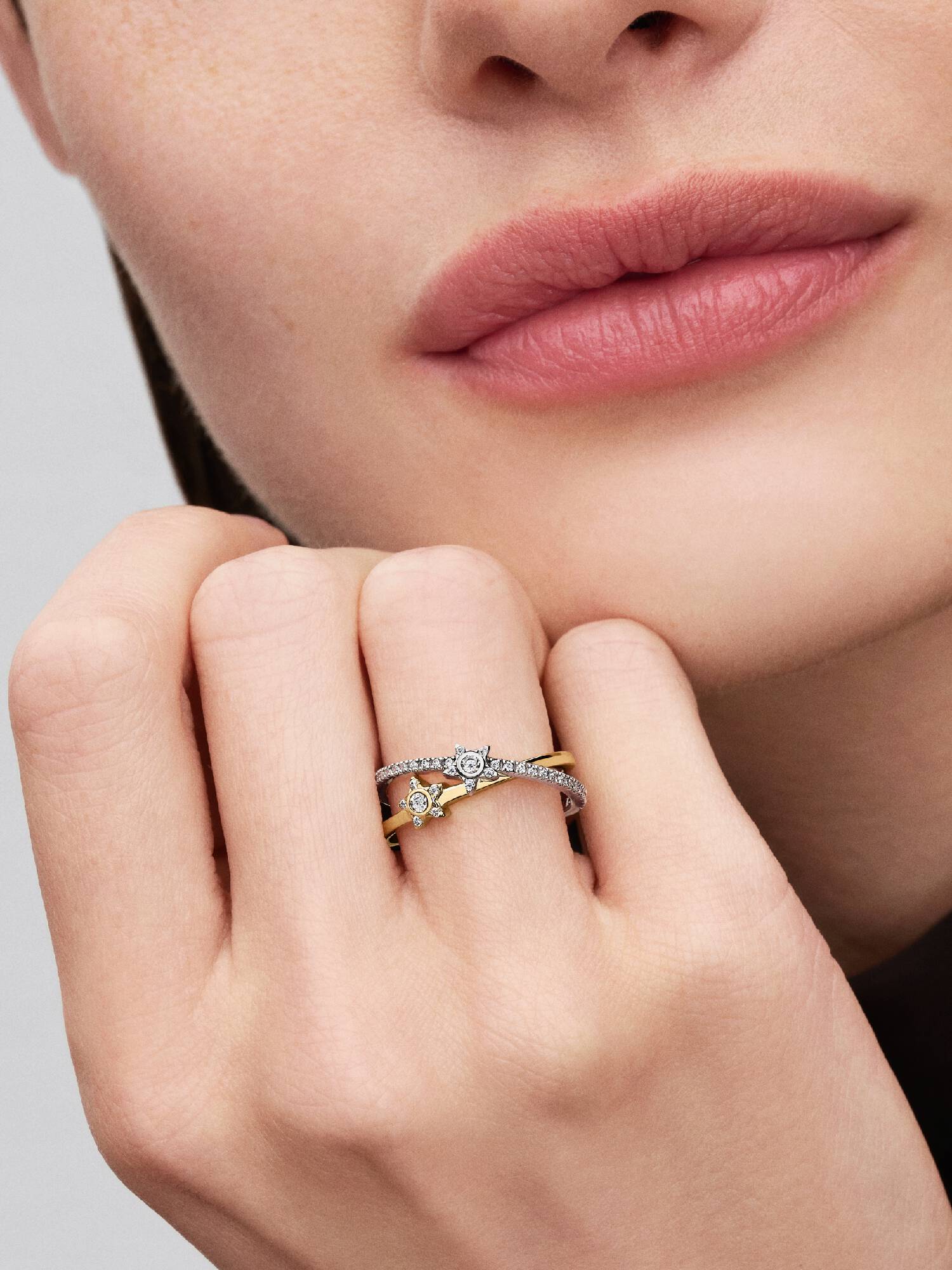Anillo Estrella Brillante Cruzado