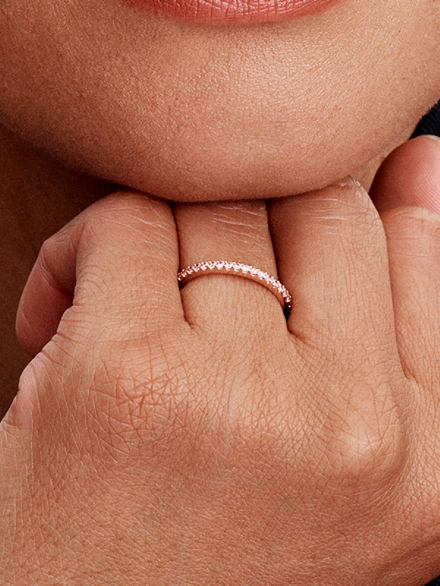 Anillo con banda rosa brillante
