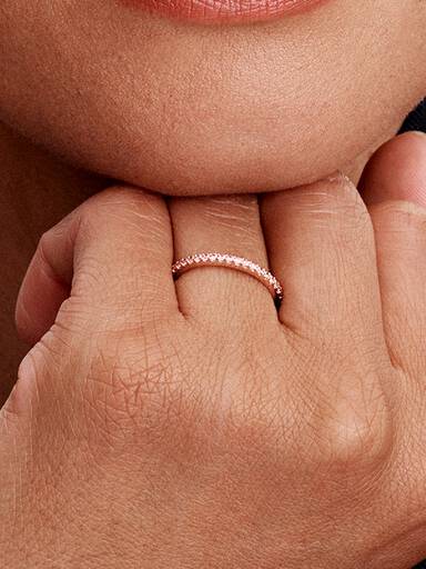 Anillo con banda rosa brillante