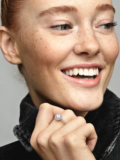 Anillo redondo con halo brillante