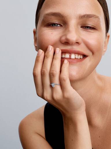 Anillo Corazón Ondulado en Pavé