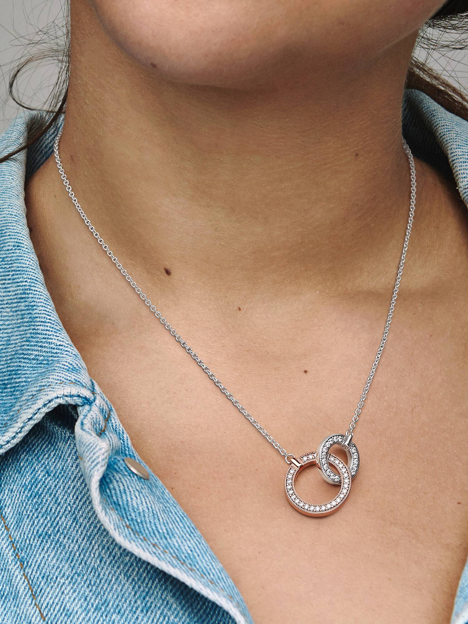Collar Círculos Entrelazados en Dos Tonos Pandora Signature Recubrimiento en Oro Rosa de 14k | Pandora Plata Esterlina 45 cm
