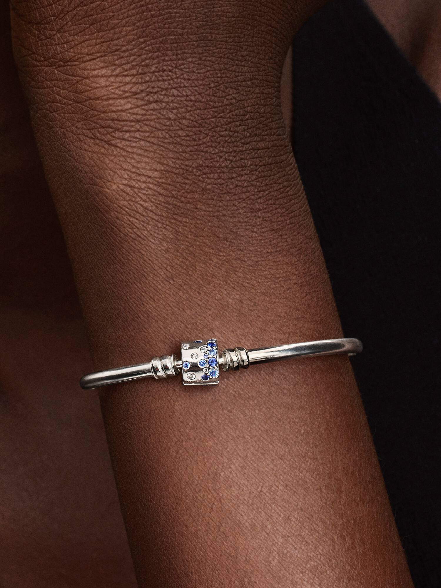 Brazalete de Plata Esterlina con Circonita Cúbica Azul Transparente y Elegante y Cristal Azul Estelar