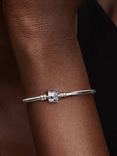 Brazalete de Plata Esterlina con Circonita Cúbica Azul Transparente y Elegante y Cristal Azul Estelar