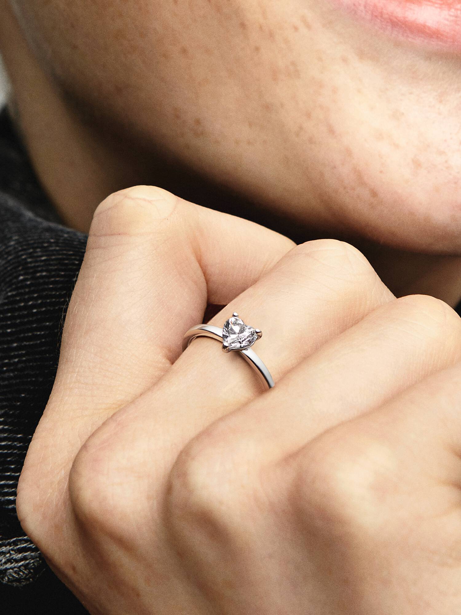 Anillo Solitario Corazón Resplandeciente