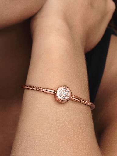 Brazalete Pandora Moments cadena de serpiente Corona O resplandeciente Bañado en Oro Rosa de 14k