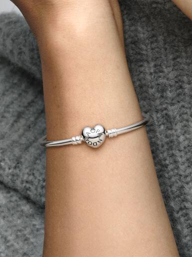 Brazalete con broche de corazón Pandora Moments