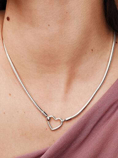 Collar de Cadena de Serpiente con Hebilla de Corazón