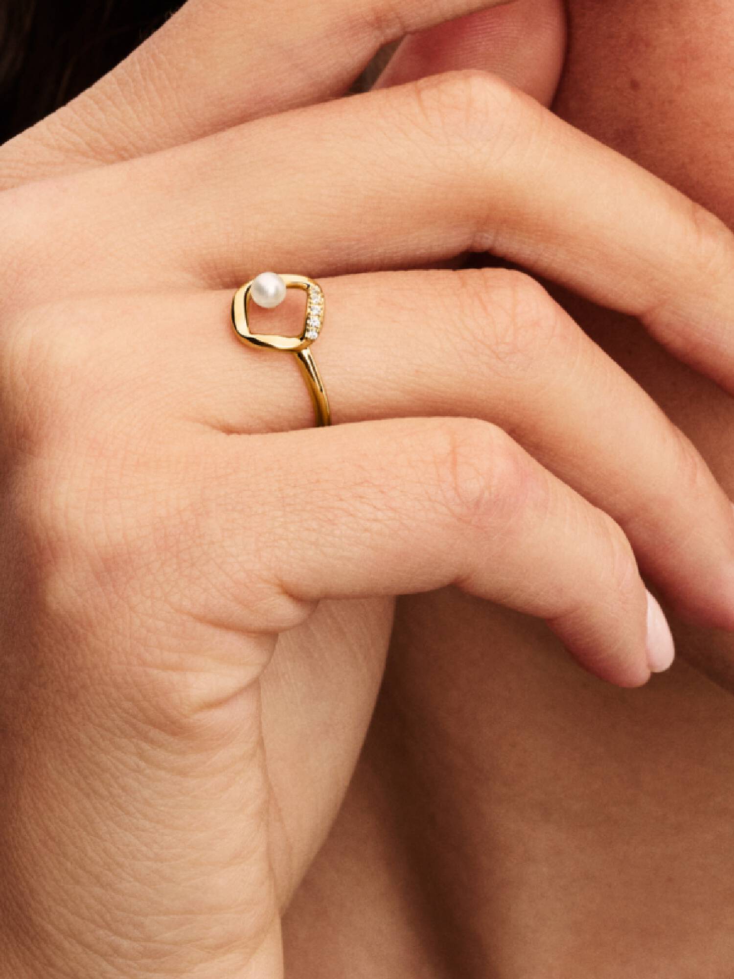 Anillo Círculo en Pavé con Forma Orgánica y Perla Cultivada de Agua Dulce Tratada