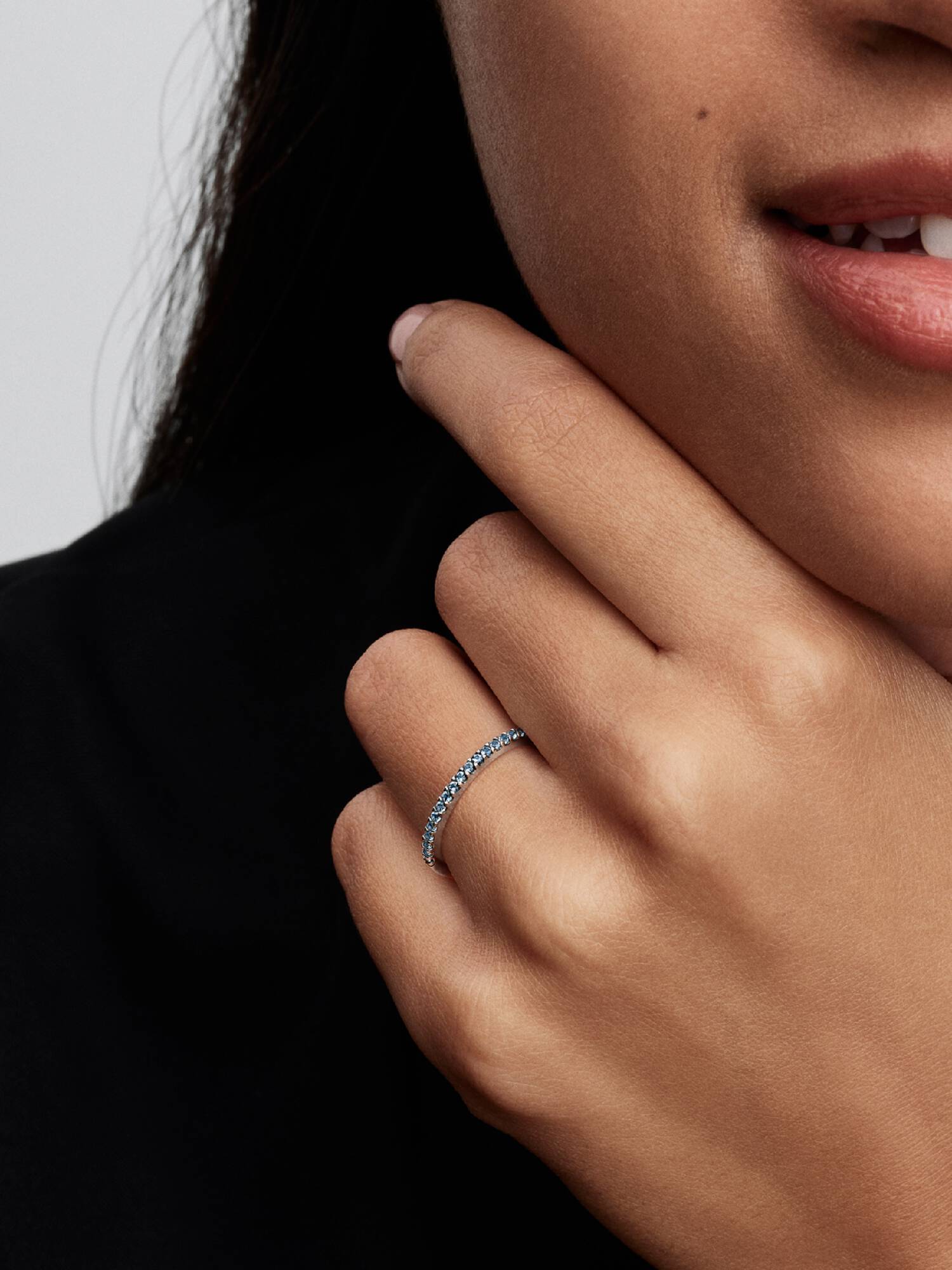 Anillo de Media Eternidad Aguamarina Brillante 