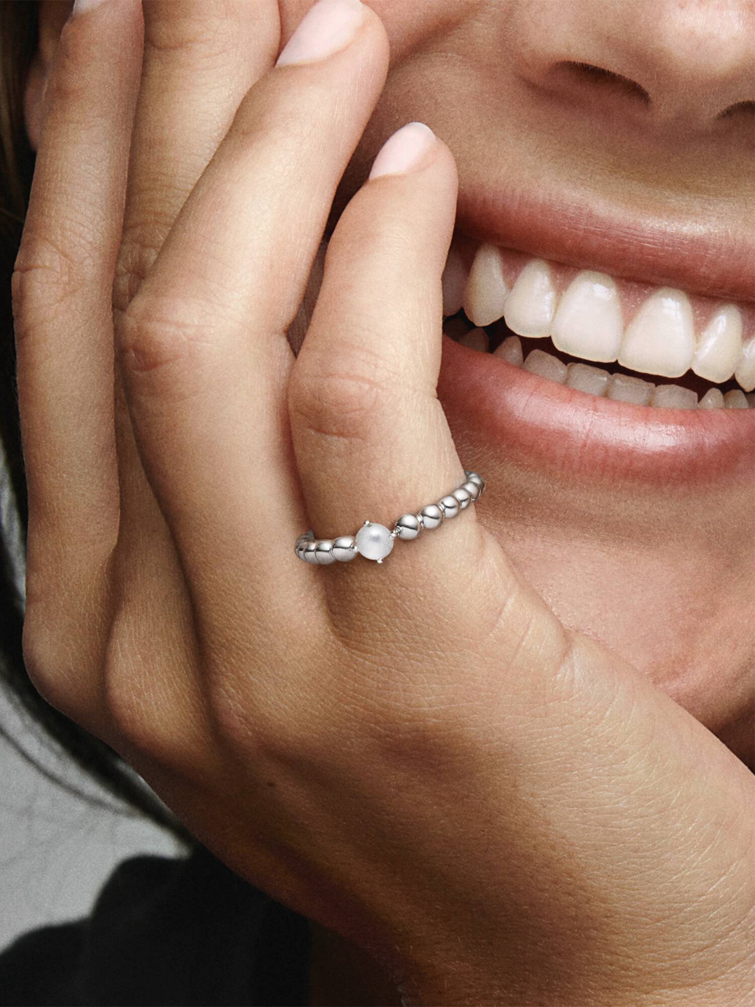 Anillo de Cuentas Blanco Lechoso