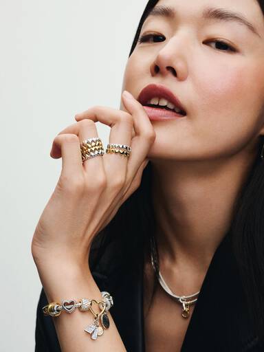 Charm PANDORA Colgante De Ley Los Amigos Son Familia